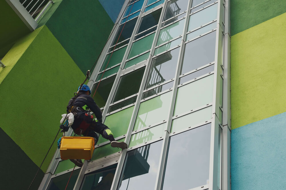 Como fazer uma limpeza eficiente em fachada de edifícios?